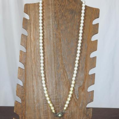 Vintage string of pearls necklace