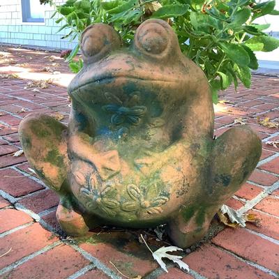 8125 Large Terracotta Frog Planter