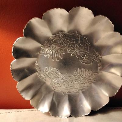 Forged Aluminum Scalloped Tray w/Sunflowers