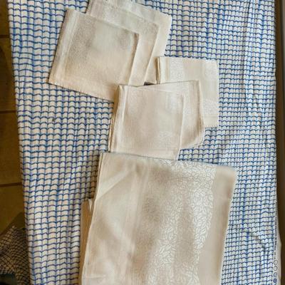 Pretty White Table Cloth with 6 Napkins