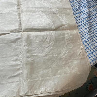 Vintage "John Brown & Sons Irish Damask Table Cloth With 12 Dinner Napkins.