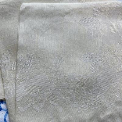 6 Cream Napkins