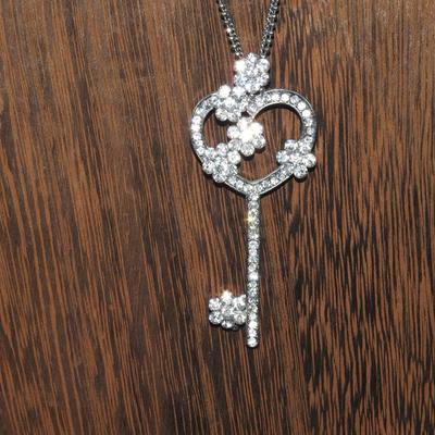 Dazzling key fashion costume jewelry necklace