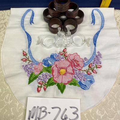 Pretty Runner and Napkin Rings