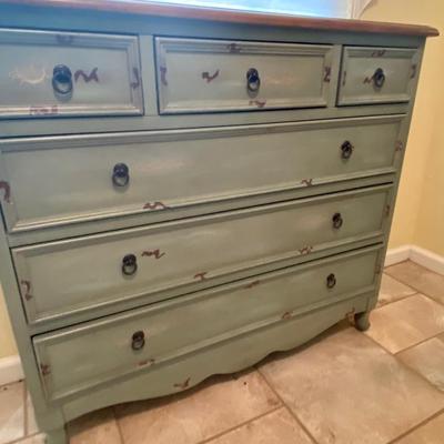 LOT C1: Chest of Drawers Accent Cabinet &  TableLamp