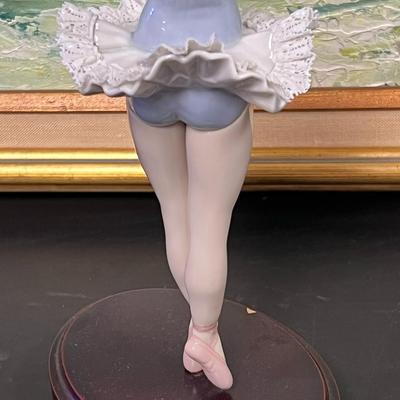 Amazing Ballet Dancer LLADRO. Lost 2 Fingers