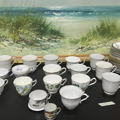 Wonderful LOT of TEACUPS FAMOUS BRANDS