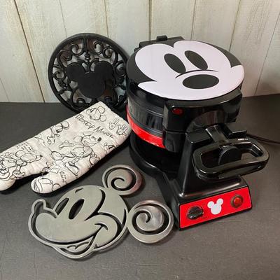 LOT C42: Mickey Mouse Waffle Iron