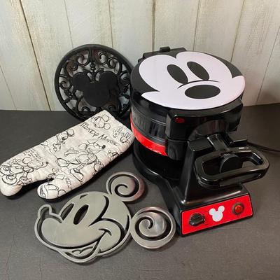 LOT C42: Mickey Mouse Waffle Iron