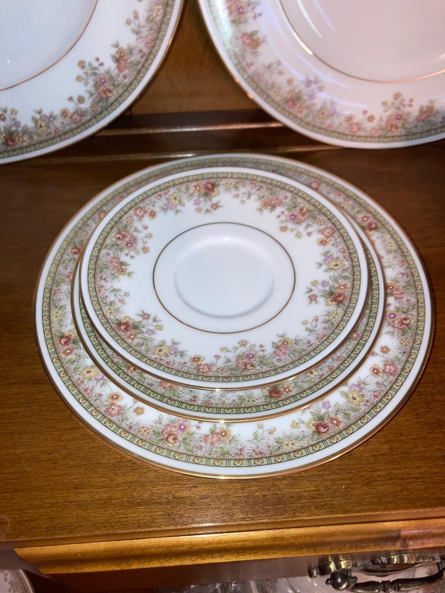 A BEAUTIFUL SET OF NORITAKE IRELAND FINE BONE CHINA IN THE MORNING JEWEL PATTERN & MORE