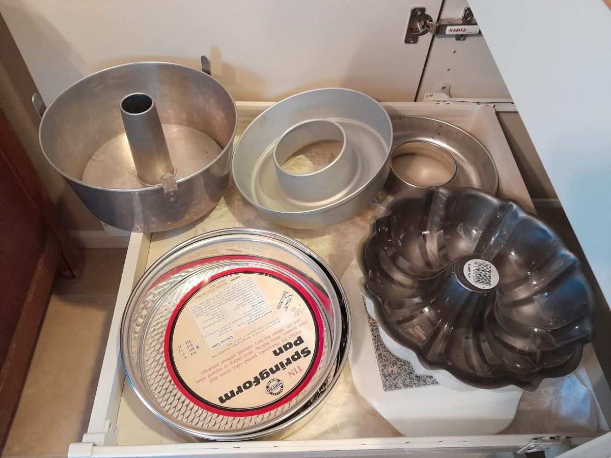 BUNDT CAKE PANS, SPRINGFORM PAN AND OTHER BAKING PANS