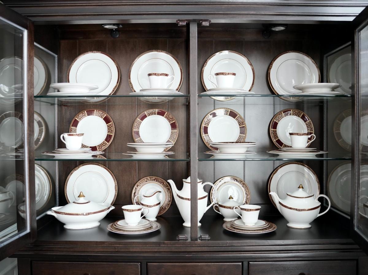 Royal Doulton China, "Tennyson" 96 Pieces