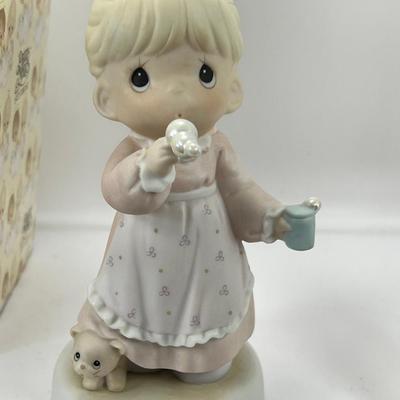 PRECIOUS MOMENTS-Memories Are Made Of This-Event Figurine