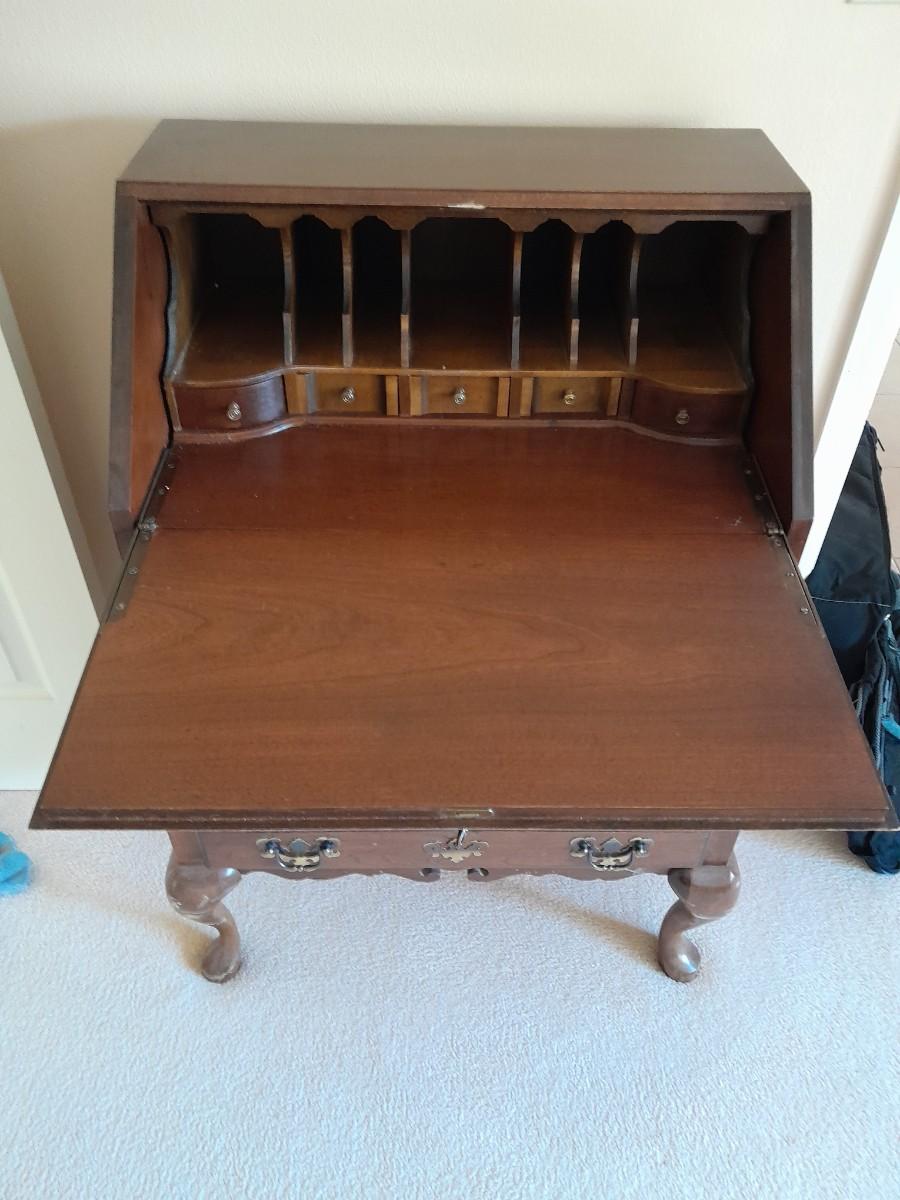 MADDOX COLONIAL REPRODUCTIONS QUEEN ANNE STYLE SECRETARY DESK