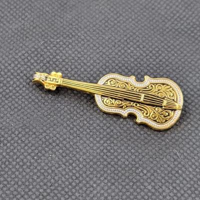 BEAUTIFUL GOLD TONED DETAILED VIOLIN PIN