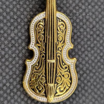 BEAUTIFUL GOLD TONED DETAILED VIOLIN PIN