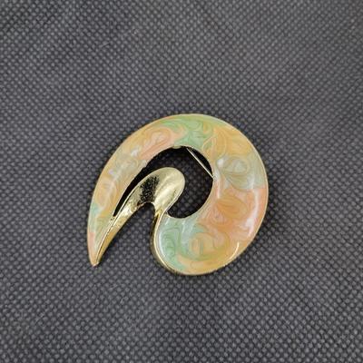 VINTAGE ABSTRACT SWIRL FROSTED PASTEL ENAMEL GOLD TONED METAL BROOCH