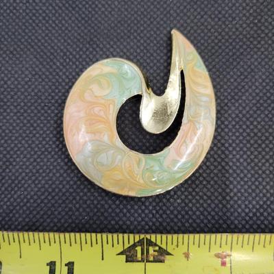 VINTAGE ABSTRACT SWIRL FROSTED PASTEL ENAMEL GOLD TONED METAL BROOCH