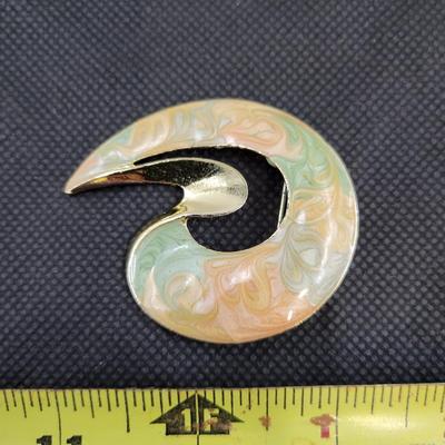 VINTAGE ABSTRACT SWIRL FROSTED PASTEL ENAMEL GOLD TONED METAL BROOCH