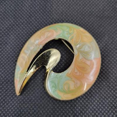 VINTAGE ABSTRACT SWIRL FROSTED PASTEL ENAMEL GOLD TONED METAL BROOCH