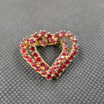 DOUBLE HEART GOLD TONED FAUX RED RINESTONES PIN