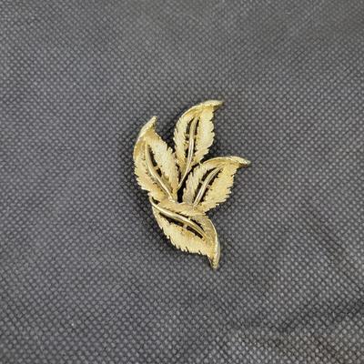 VINTAGE GOLD TONED LEAF BROOCH
