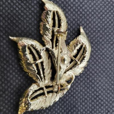 VINTAGE GOLD TONED LEAF BROOCH
