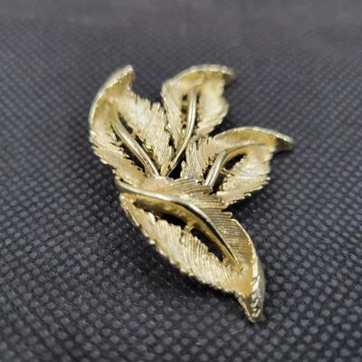 VINTAGE GOLD TONED LEAF BROOCH