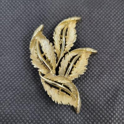 VINTAGE GOLD TONED LEAF BROOCH