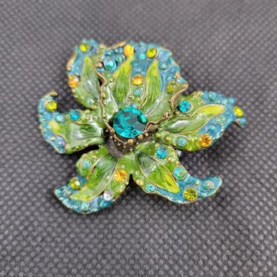ABSOLUTELY FANTASTIC GREEN & BLUE JEWELED FLOWER BROOCH