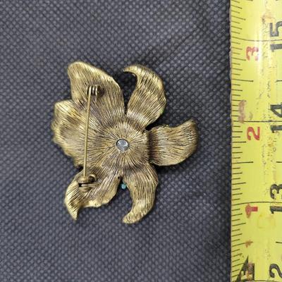 ABSOLUTELY FANTASTIC GREEN & BLUE JEWELED FLOWER BROOCH