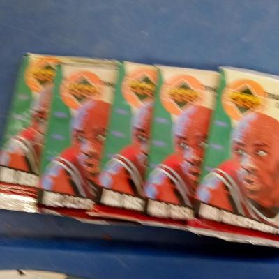 LOT 65 LARGE LOT OF BASKETBALL CARDS