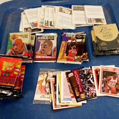 LOT 65 LARGE LOT OF BASKETBALL CARDS