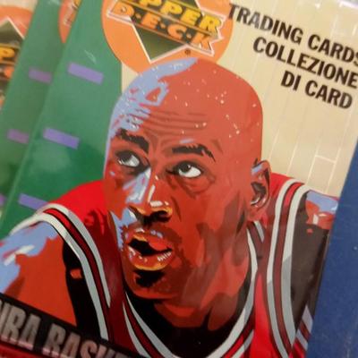 LOT 65 LARGE LOT OF BASKETBALL CARDS