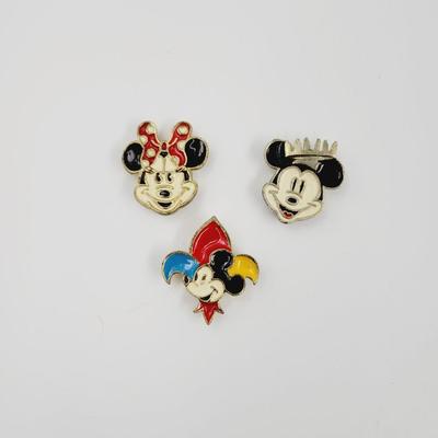 WALT DISNEY MICKEY & MINNIE COLLECTABLE METAL BUTTON COVERS