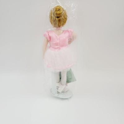 AVON PORCELAIN COLLECTABLE BALLERINA DOLL - NEW