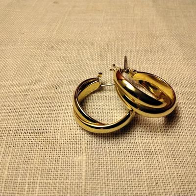 Beautiful Goldtone Criss Cross Earrings