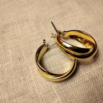 Beautiful Goldtone Criss Cross Earrings