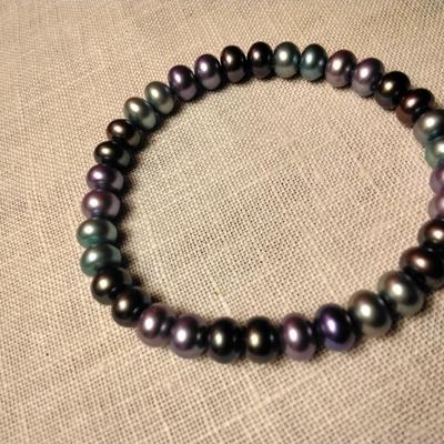 Gorgeous Jewel Tone Pearl 7" Elastic Pearl Bracelet