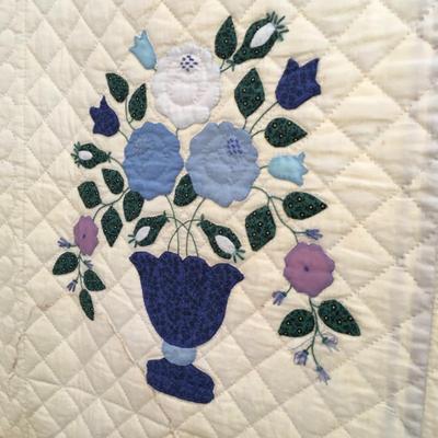 APPLIQUE' QUILT OF FLORAL SPRAYS AND VASES SUMMER 96