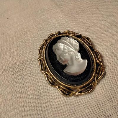 Vintage Cameo Brooch Molded White Glass On Black Onyx Pin