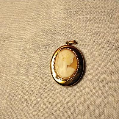 10 ct GF  Genuine Shell Cameo Locket