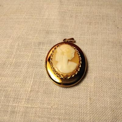 10 ct GF  Genuine Shell Cameo Locket