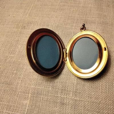 10 ct GF  Genuine Shell Cameo Locket