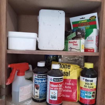 FLOWER POTS AND SOME YARD TOOLS | EstateSales.org