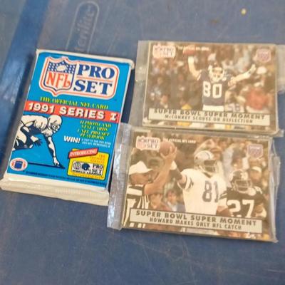 LOT 68  LARGE LOT OF VINTAGE FOOTBALL CARDS