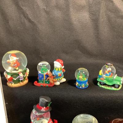 Lot 1508 Lot of Christmas Themed Globes