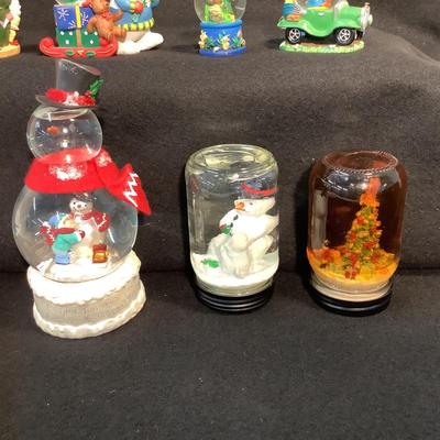 Lot 1508 Lot of Christmas Themed Globes