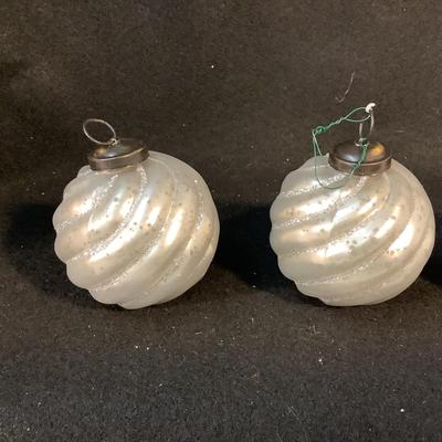 Lot 1560. Lot of Vintage White with Silver Mercury Glass Christmas Bulbs  ( 15 )