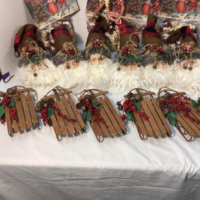 Lot 1563 Lot of Wonderful Santa Heads / Wooden Sleighs with Cranberries / Faux Cranberry& Popcorn Garland ( Four NEW IN PKG )